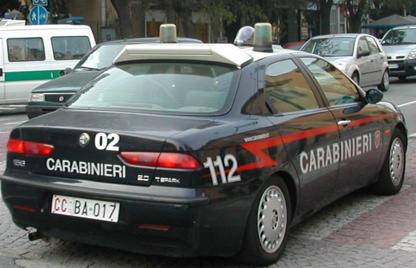 Dà in escandescenza in edicola, insulta una donna e picchia un uomo: denunciato